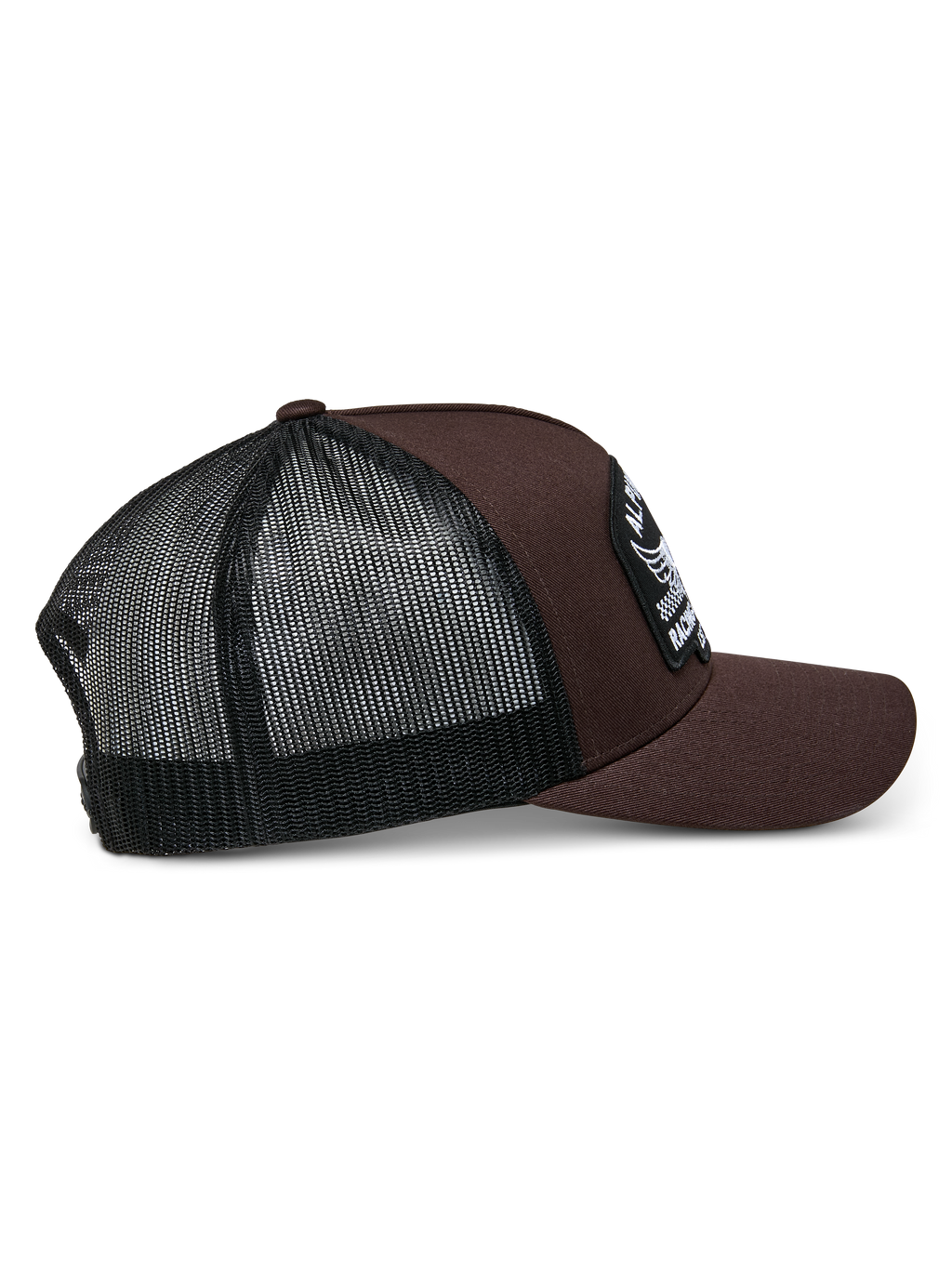 Alpinestars Heritage Patch Trucker Hat, marrón y negro, con una corona estructurada, un parche bordado grande, visera curva y parte trasera de malla negra, diseño casual inspirado en el automovilismo