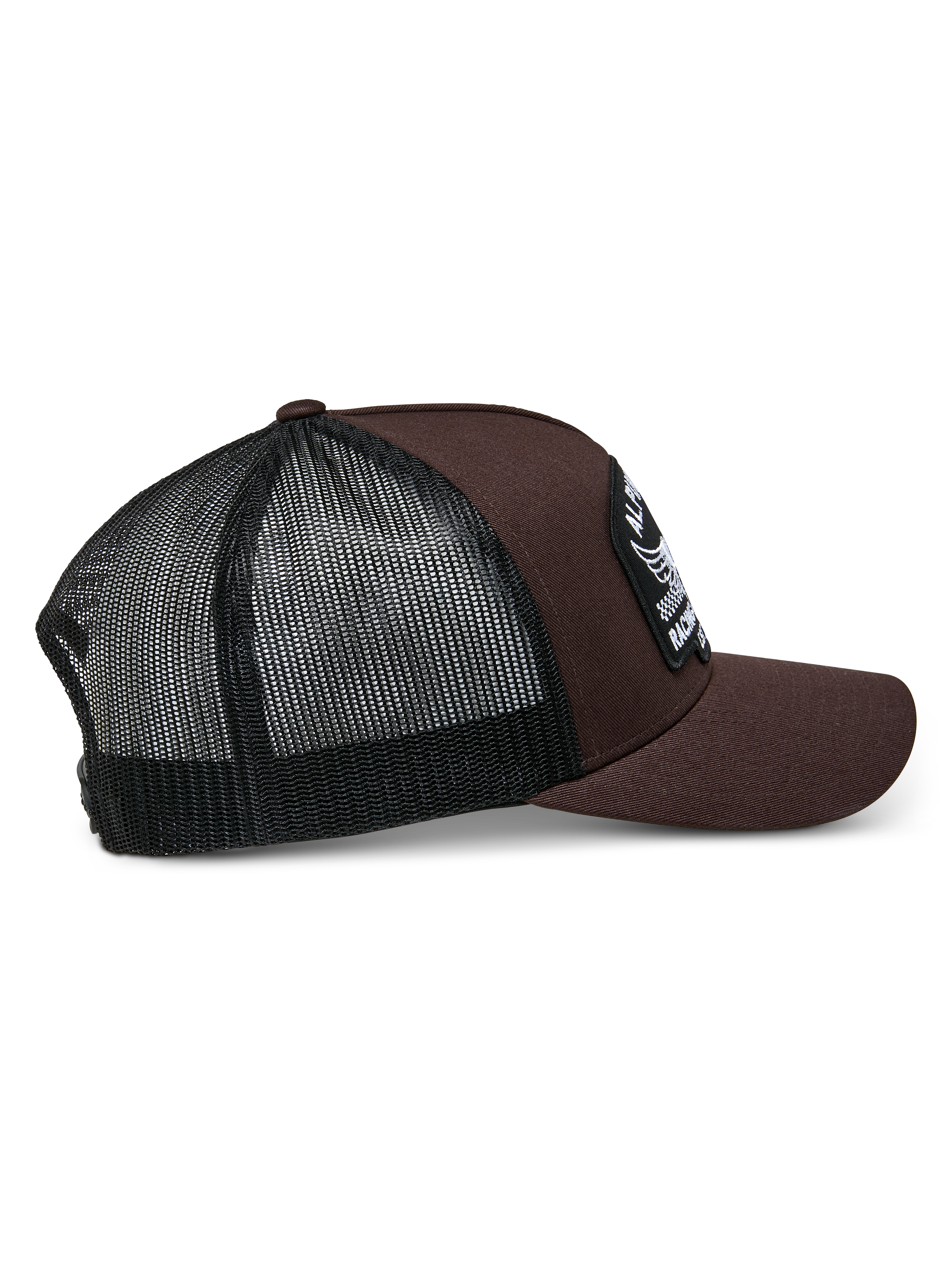 Alpinestars Heritage Patch Trucker Hat, marrón y negro, con una corona estructurada, un parche bordado grande, visera curva y parte trasera de malla negra, diseño casual inspirado en el automovilismo