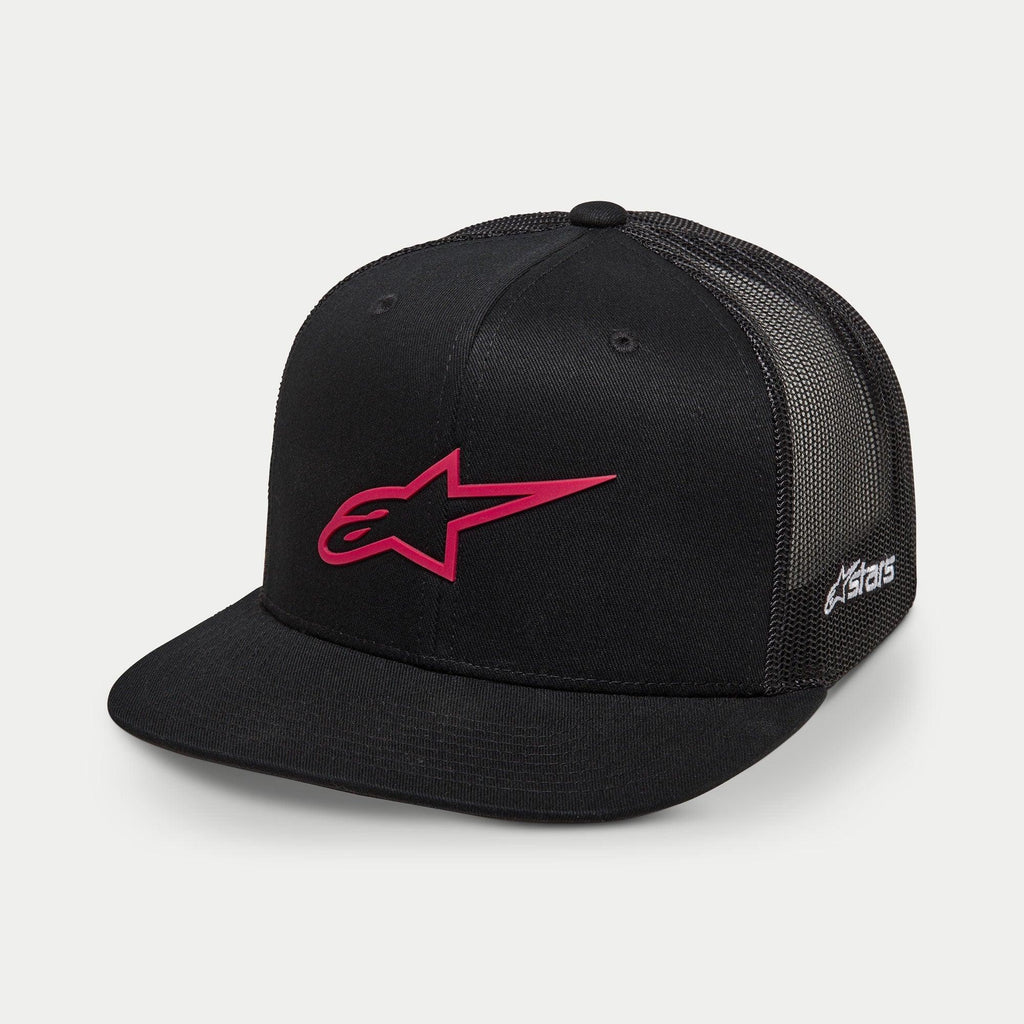 Gorra Trucker Alpinestars 3D Ageless, negro y rojo, con logotipo de estrella bordado en rojo en el frente, paneles de malla negra en la parte trasera, visera plana, bordado lateral blanco, accesorio casual inspirado en el automovilismo