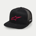 Gorra Trucker Alpinestars 3D Ageless, negro y rojo, con logotipo de estrella bordado en rojo en el frente, paneles de malla negra en la parte trasera, visera plana, bordado lateral blanco, accesorio casual inspirado en el automovilismo