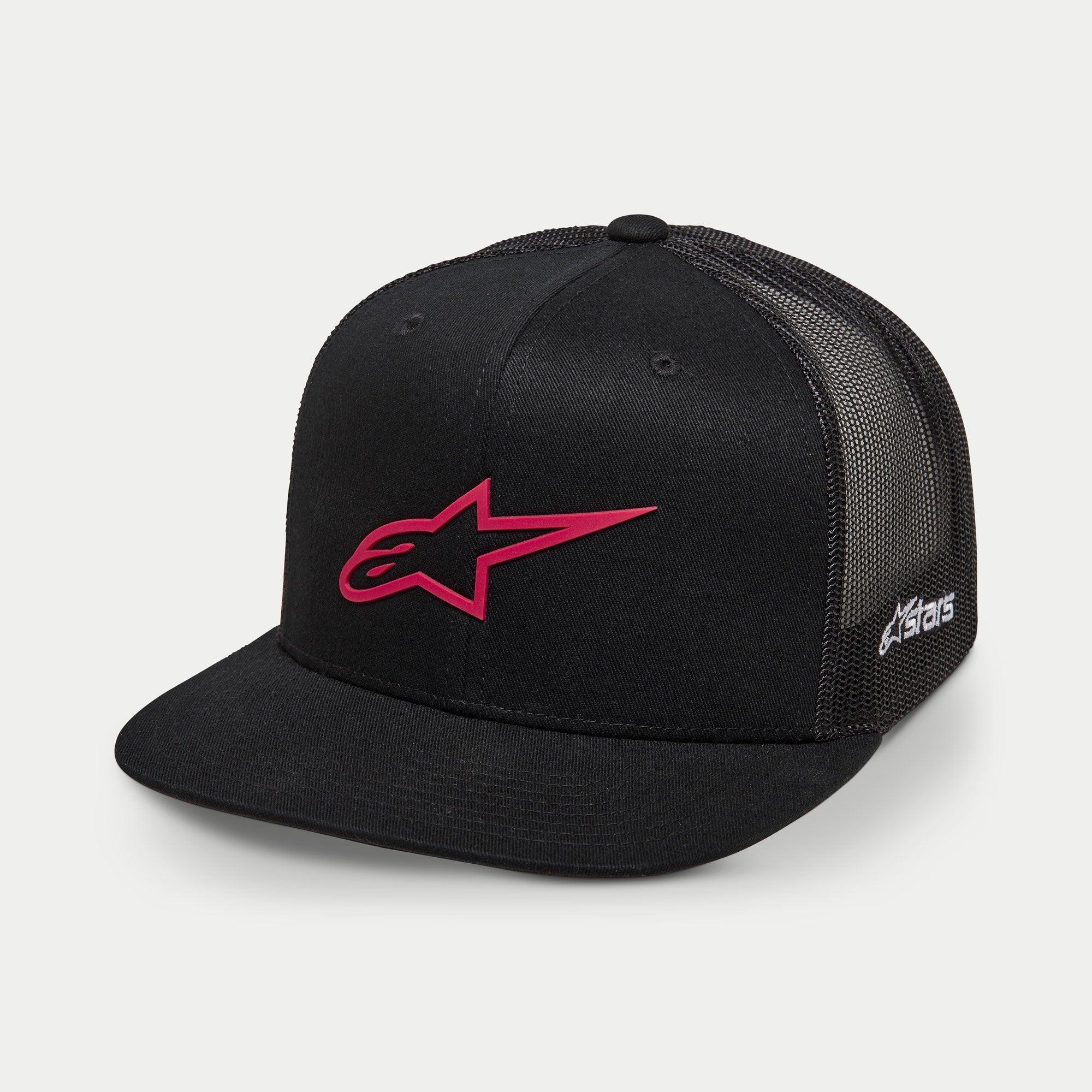 Gorra Trucker Alpinestars 3D Ageless, negro y rojo, con logotipo de estrella bordado en rojo en el frente, paneles de malla negra en la parte trasera, visera plana, bordado lateral blanco, accesorio casual inspirado en el automovilismo