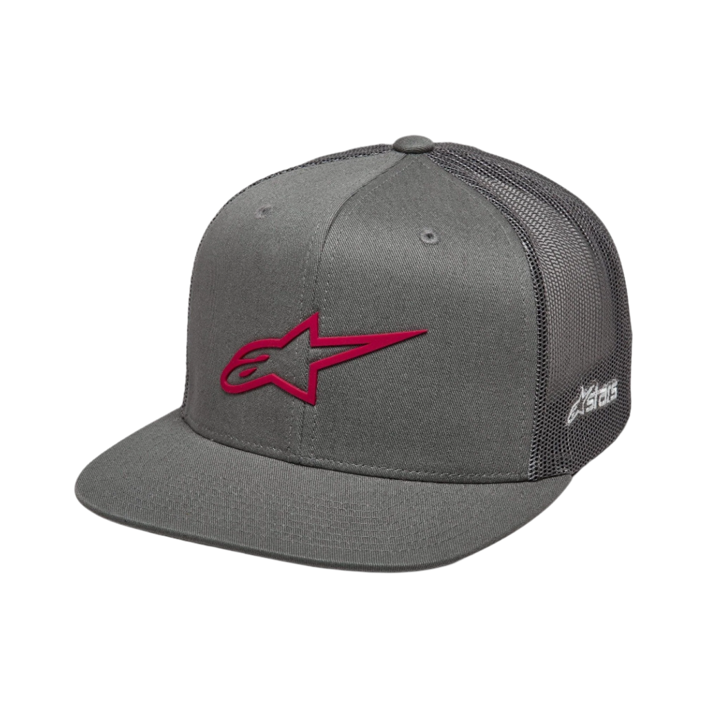 Gorra Trucker Alpinestars 3D Ageless, gris y roja, visera plana con corona estructurada, frente de sarga y parte trasera de malla, con un logotipo bordado en 3D rojo en la parte frontal y marca blanca en el lateral, gorra casual de estilo motorsport