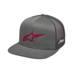 Gorra Trucker Alpinestars 3D Ageless, gris y roja, visera plana con corona estructurada, frente de sarga y parte trasera de malla, con un logotipo bordado en 3D rojo en la parte frontal y marca blanca en el lateral, gorra casual de estilo motorsport
