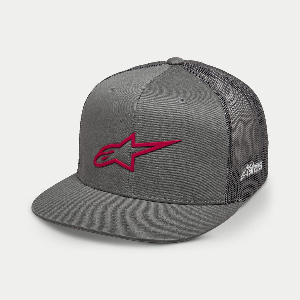 Gorra Trucker Alpinestars 3D Ageless, gris con logo rojo, visera plana, corona estructurada, frente de sarga con parte trasera de malla gris, logotipo rojo bordado en 3D, accesorio casual inspirado en el automovilismo