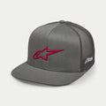 Gorra Trucker Alpinestars 3D Ageless, gris con logo rojo, visera plana, corona estructurada, frente de sarga con parte trasera de malla gris, logotipo rojo bordado en 3D, accesorio casual inspirado en el automovilismo