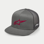 Gorra Trucker Alpinestars 3D Ageless, gris con logo rojo, visera plana, corona estructurada, frente de sarga con parte trasera de malla gris, logotipo rojo bordado en 3D, accesorio casual inspirado en el automovilismo