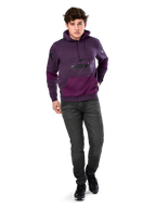 Sudadera Alpinestars Perpetuate Hoodie, ropa urbana casual, forro polar jaspeado púrpura con bloques de tela púrpura oscuro en el bolsillo canguro y mangas, logotipo negro en el pecho, capucha con cordón, lucida por modelo con vaqueros gris oscuro y zapatillas negras