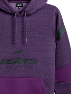 Sudadera Alpinestars Perpetuate, sudadera con capucha de color púrpura jaspeado, gráfico astars RACEWEAR negro en el pecho, logotipo negro en el hombro, bloques de tela con paneles morados sólidos, capucha con cordón y puntas sumergidas, diseño casual inspirado en el motor