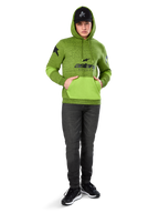 Alpinestars Perpetuate Hoodie, sudadera de forro polar jaspeado verde lima con bolsillo canguro y paneles en las mangas en verde brillante a contraste, gráfico frontal 'astars' en negro, combinada con gorra negra y vaqueros oscuros, ropa urbana casual inspirada en el motorsport