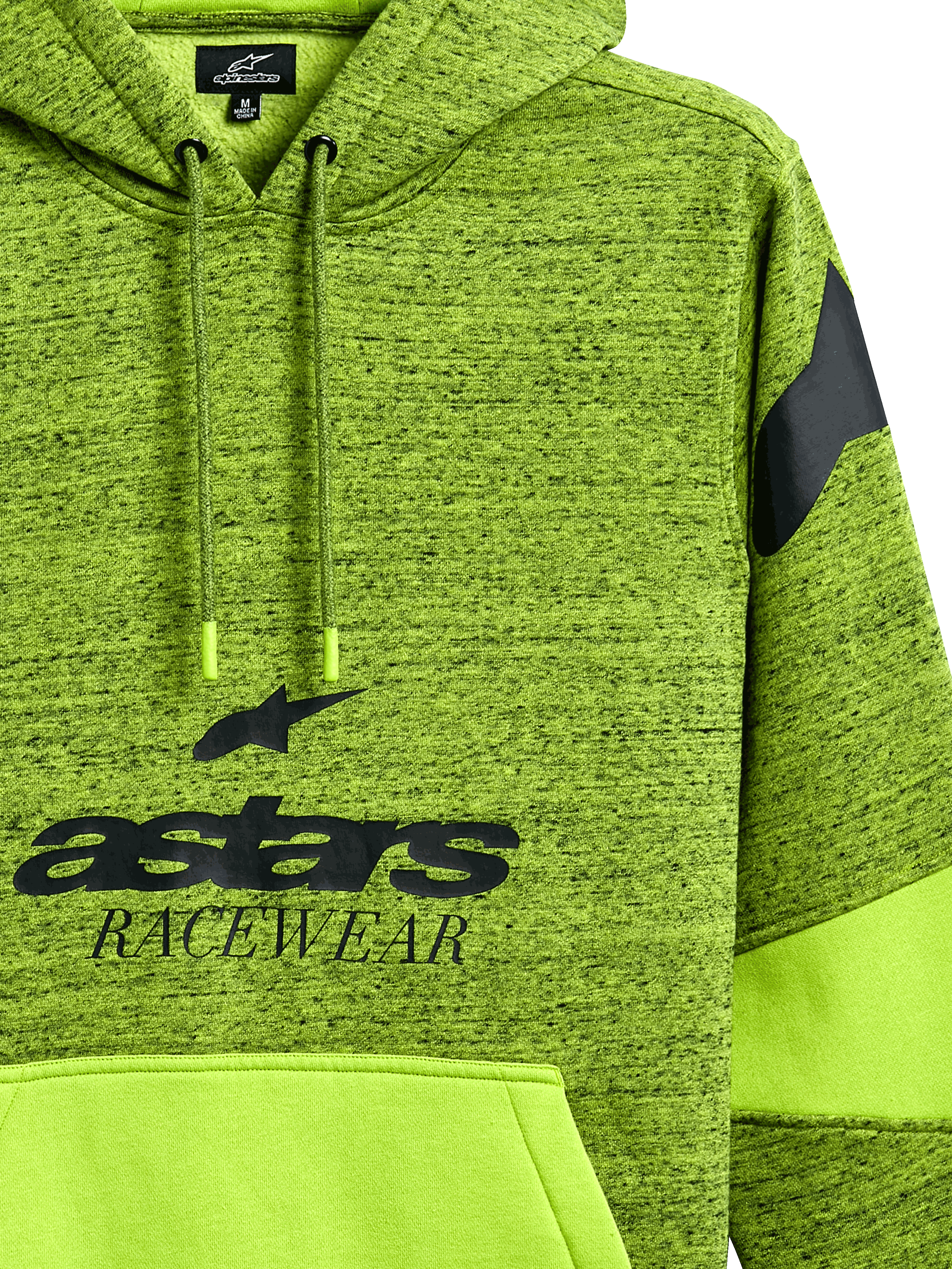 Sudadera Alpinestars Perpetuate, diseño en verde lima jaspeado con gráfico negro 'astars RACEWEAR', bolsillo canguro de color lima liso con bloques de tela, capucha con cordón y logotipo en el hombro, ropa deportiva casual inspirada en el automovilismo.