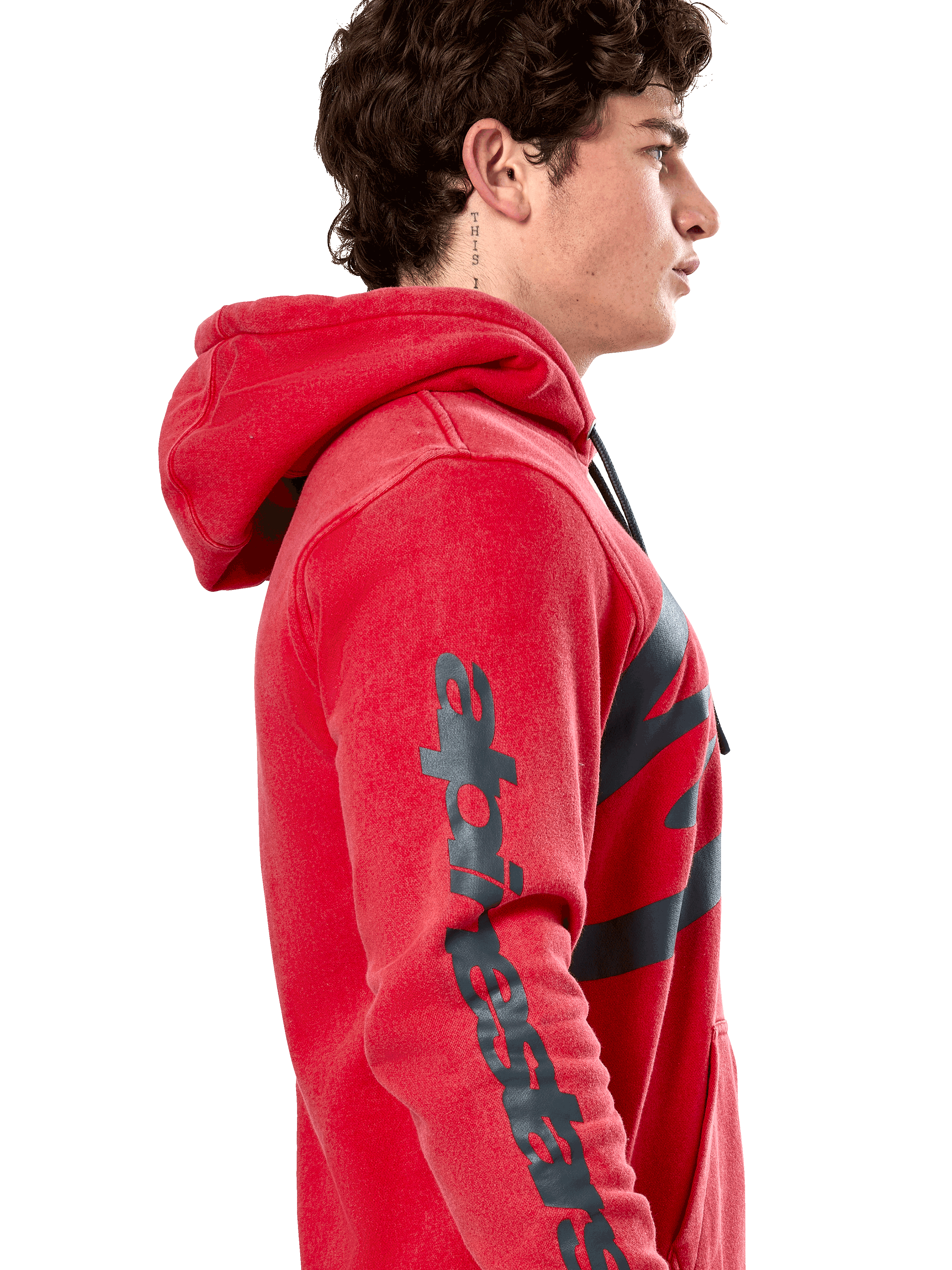 Alpinestars Unbound Hoodie, sudadera roja de forro polar, perfil lateral que muestra la marca denominativa Alpinestars en gris oscuro en la manga, acabado teñido en prenda con capucha con cordón, ropa urbana casual estilo motorsport
