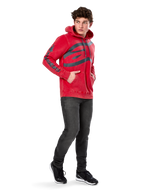 Sudadera con capucha Alpinestars Unbound, forro polar rojo teñido en prenda, logotipo oscuro extragrande en el pecho y marca en las mangas, bolsillo canguro, capucha con cordón, usada por un modelo con vaqueros gris oscuro y zapatillas negras, ropa urbana casual inspirada en el automovilismo