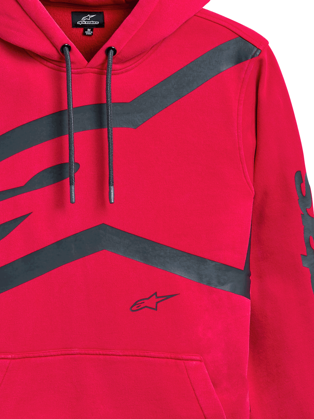 Sudadera con capucha Alpinestars Unbound, roja, primer plano del pecho frontal y la manga con grandes logotipos gráficos en gris oscuro, capucha con cordón, bolsillo canguro, ropa urbana informal inspirada en el automovilismo