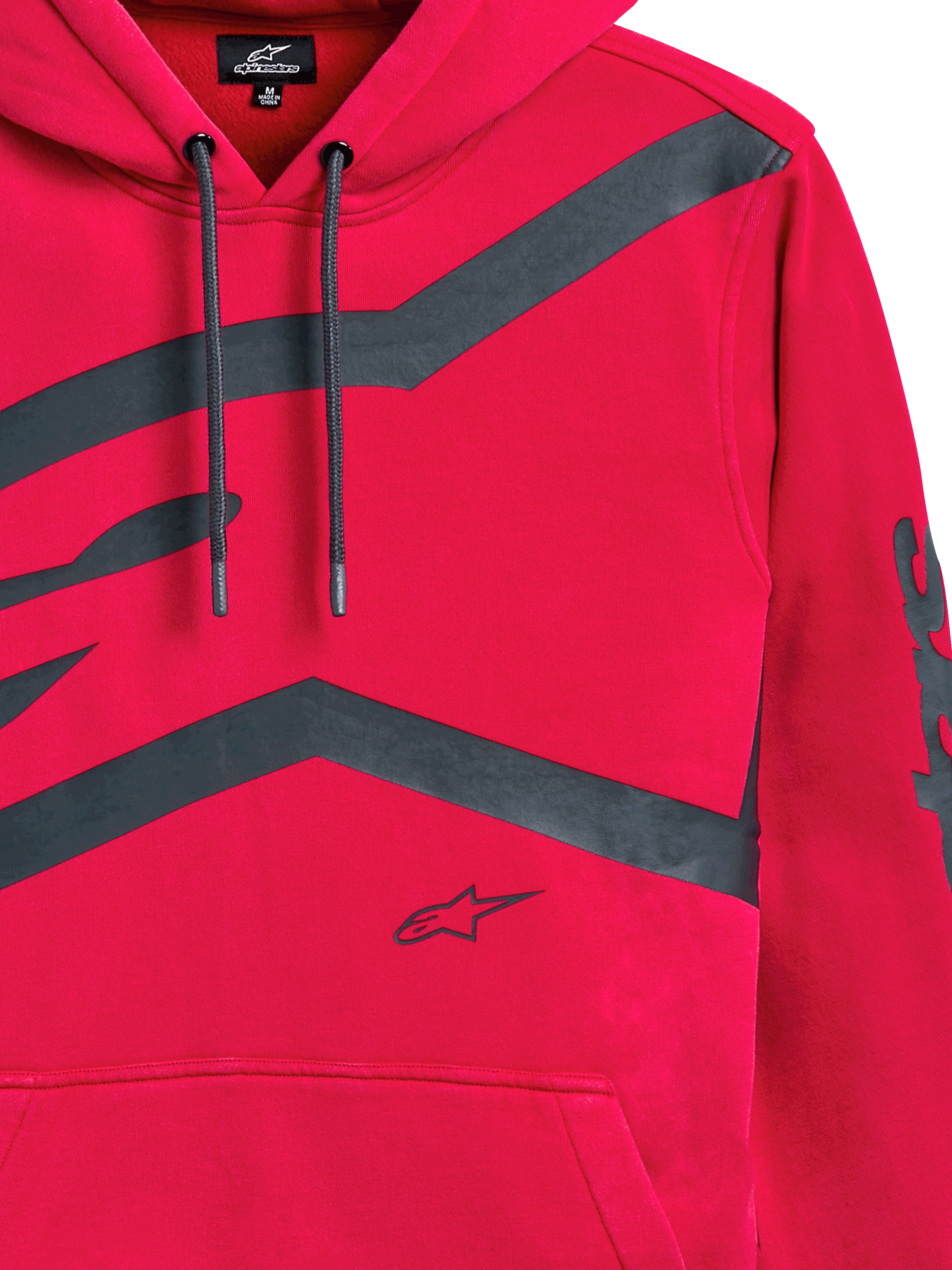 Sudadera con capucha Alpinestars Unbound, roja, primer plano del pecho frontal y la manga con grandes logotipos gráficos en gris oscuro, capucha con cordón, bolsillo canguro, ropa urbana informal inspirada en el automovilismo