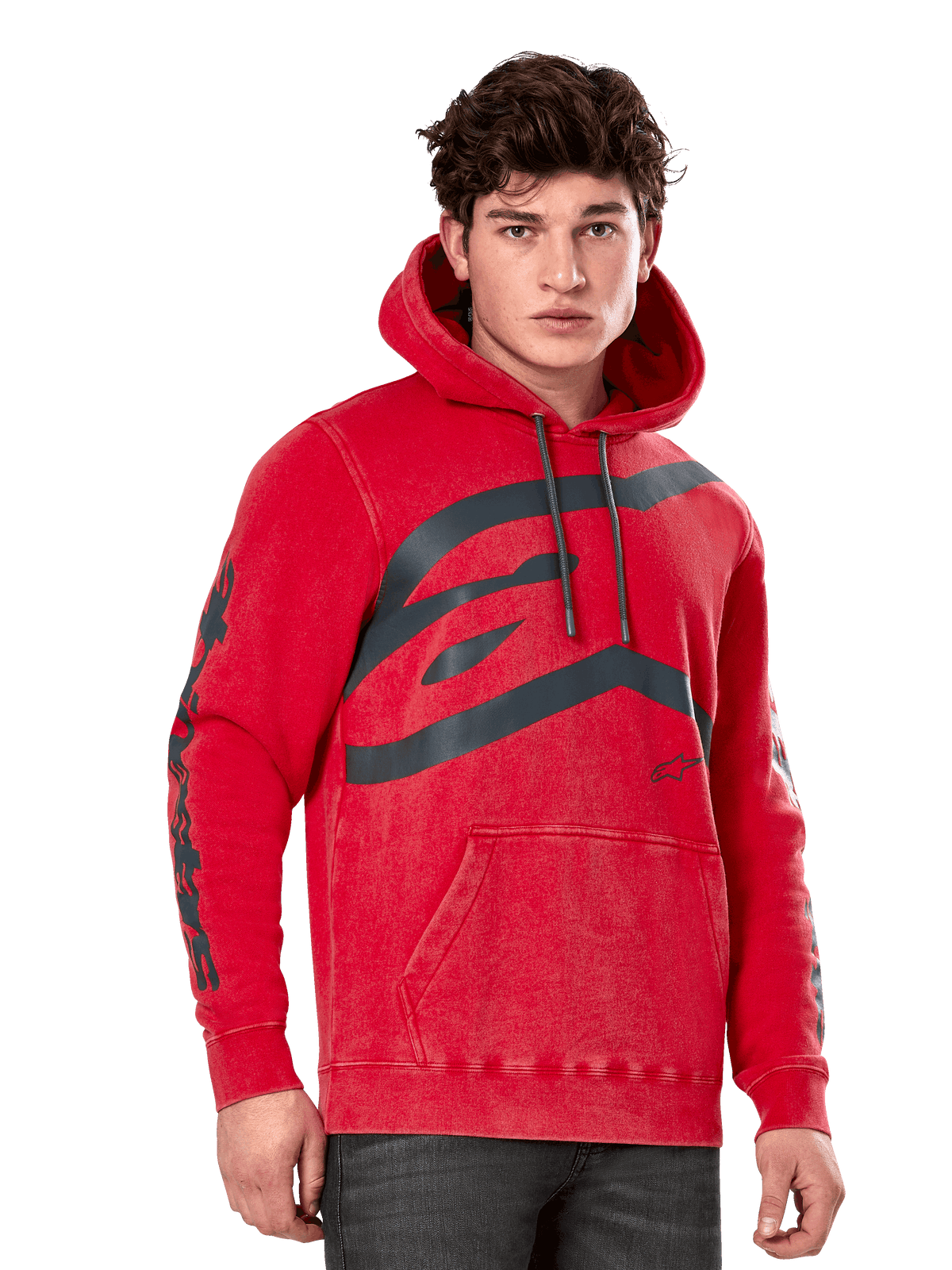 Alpinestars Unbound Hoodie, sudadera de forro polar con capucha, rojo teñido en prenda, logotipo gris grande en el pecho, nombre de la marca Alpinestars en las mangas, bolsillo canguro frontal y capucha con cordones, estilo urbano casual inspirado en el automovilismo