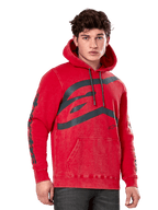 Alpinestars Unbound Hoodie, sudadera de forro polar con capucha, rojo teñido en prenda, logotipo gris grande en el pecho, nombre de la marca Alpinestars en las mangas, bolsillo canguro frontal y capucha con cordones, estilo urbano casual inspirado en el automovilismo