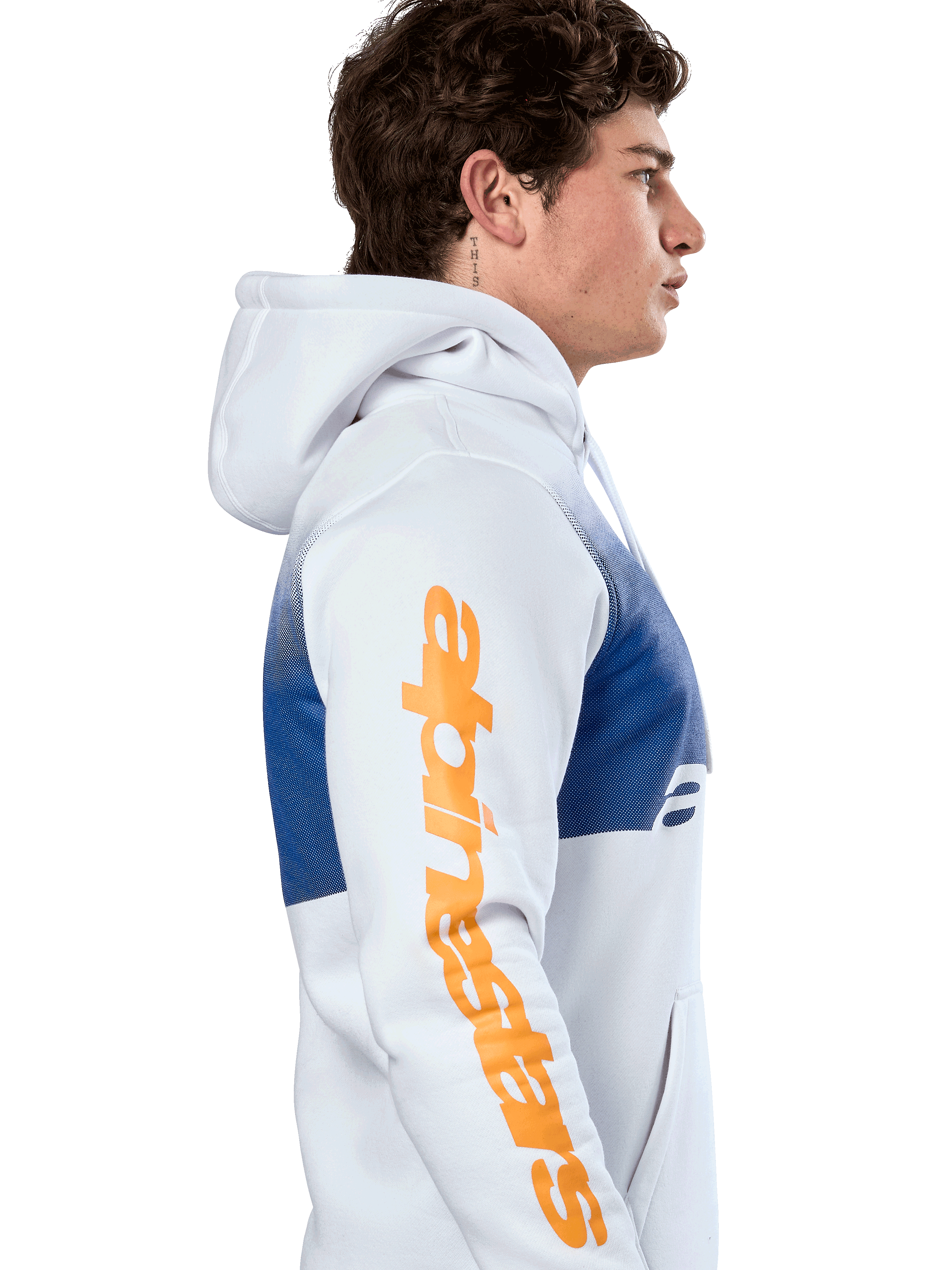 Sudadera con capucha Alpinestars Specter, estilo urbano casual, blanca con estampado de degradado azul, logotipo de Alpinestars en naranja de gran tamaño en la manga, perfil lateral de un hombre usando la sudadera