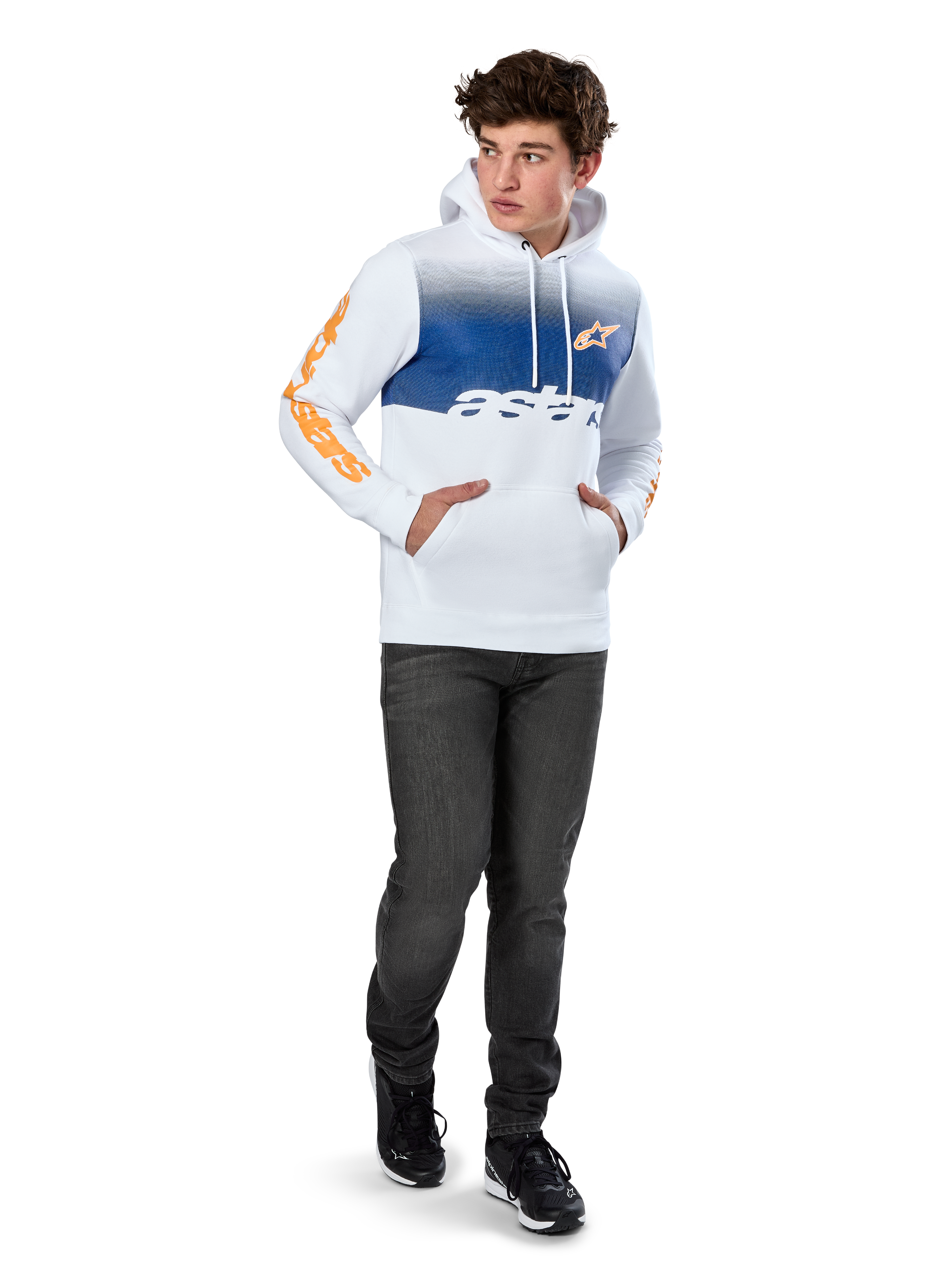 Sudadera con capucha Alpinestars Specter, forro polar blanco con estampado degradado azul, logotipo frontal HD naranja y marcas en las mangas, con bolsillo canguro y capucha con cordón, combinada con vaqueros oscuros para un look casual inspirado en el motociclismo.