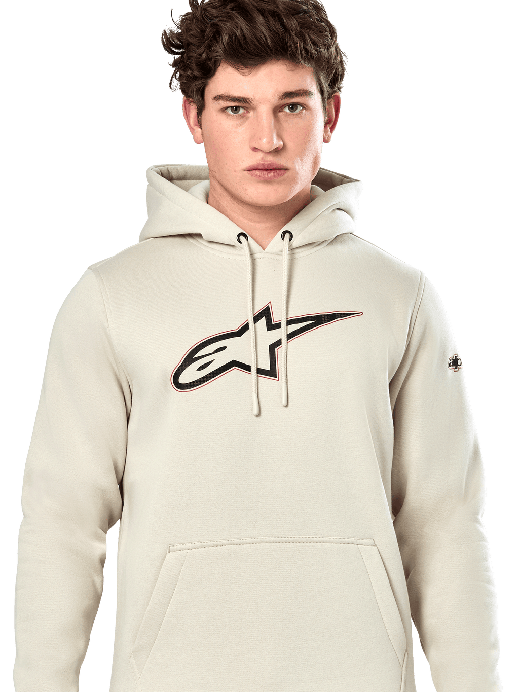Alpinestars Insignia Hoodie, sudadera informal tipo pulóver, blanco roto con logotipo con efecto de fibra de carbono en el pecho, detalle de contorno rojo, capucha con cordón y bolsillo canguro, usada por un modelo, diseño inspirado en el automovilismo