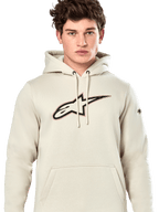 Alpinestars Insignia Hoodie, sudadera informal tipo pulóver, blanco roto con logotipo con efecto de fibra de carbono en el pecho, detalle de contorno rojo, capucha con cordón y bolsillo canguro, usada por un modelo, diseño inspirado en el automovilismo