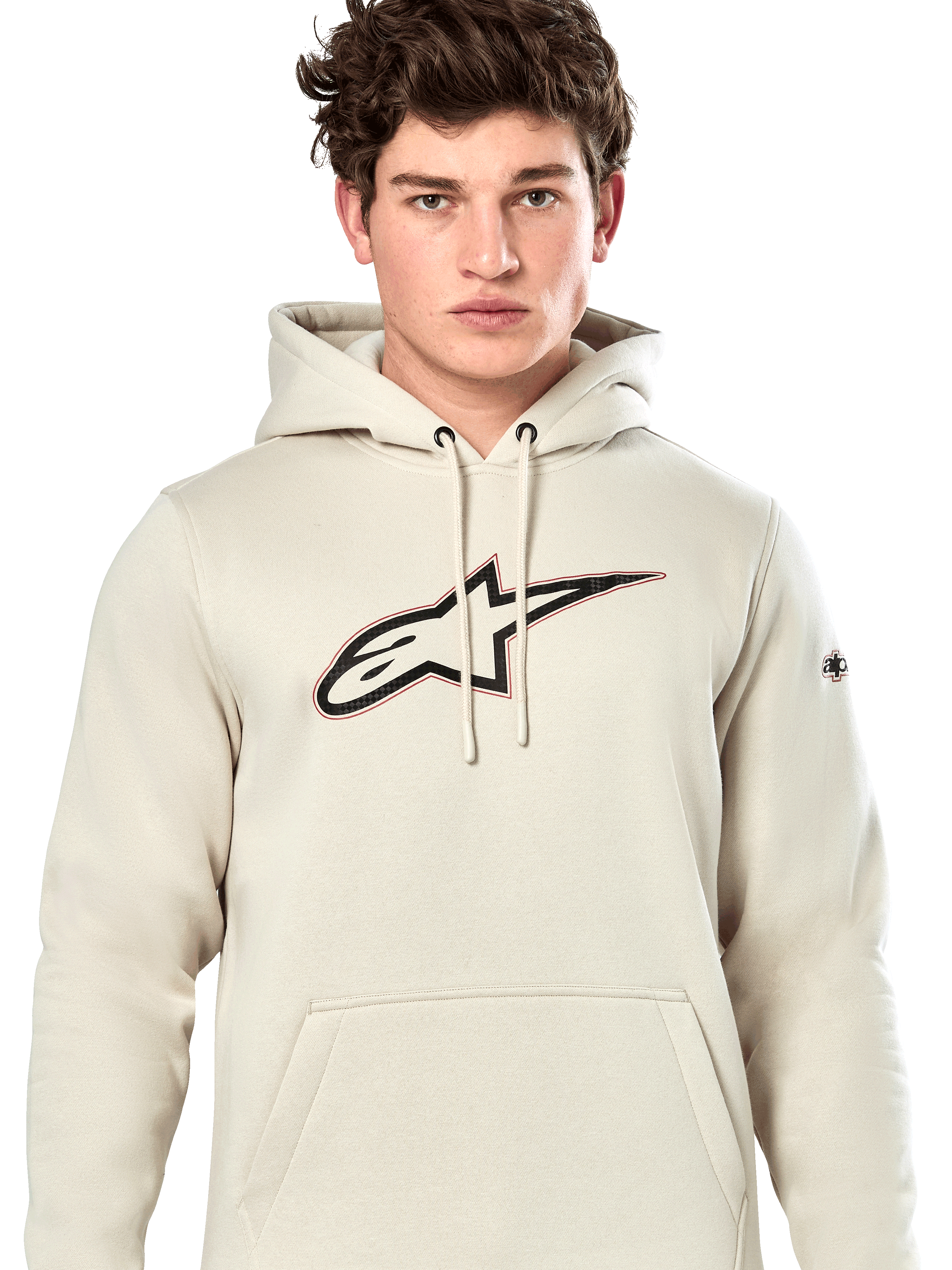 Alpinestars Insignia Hoodie, sudadera informal tipo pulóver, blanco roto con logotipo con efecto de fibra de carbono en el pecho, detalle de contorno rojo, capucha con cordón y bolsillo canguro, usada por un modelo, diseño inspirado en el automovilismo