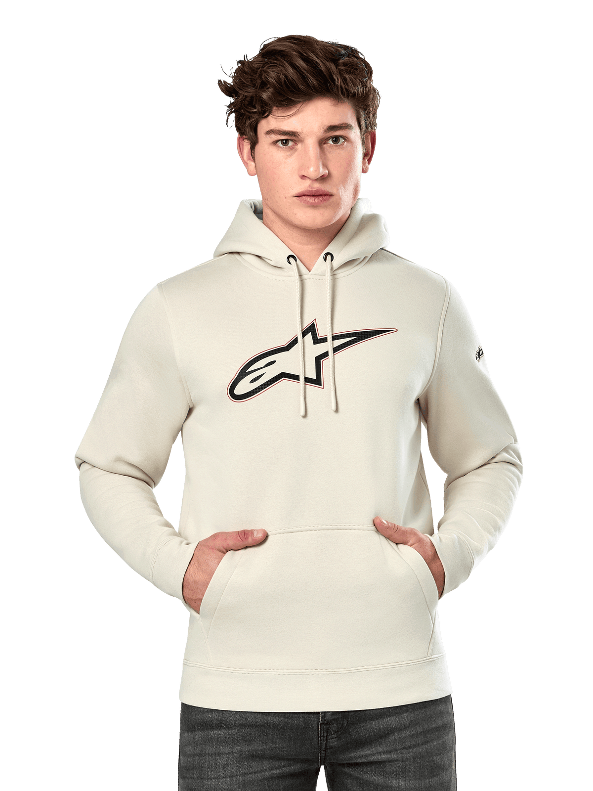Alpinestars Insignia Hoodie, sudadera de forro polar en color blanco roto, modelo masculino con logotipo de Alpinestars grande con efecto de fibra de carbono y contorno rojo en el pecho, bolsillo tipo canguro, capucha con cordón, ropa de calle casual inspirada en el motor