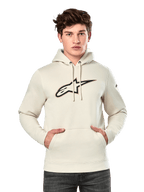 Alpinestars Insignia Hoodie, sudadera de forro polar en color blanco roto, modelo masculino con logotipo de Alpinestars grande con efecto de fibra de carbono y contorno rojo en el pecho, bolsillo tipo canguro, capucha con cordón, ropa de calle casual inspirada en el motor