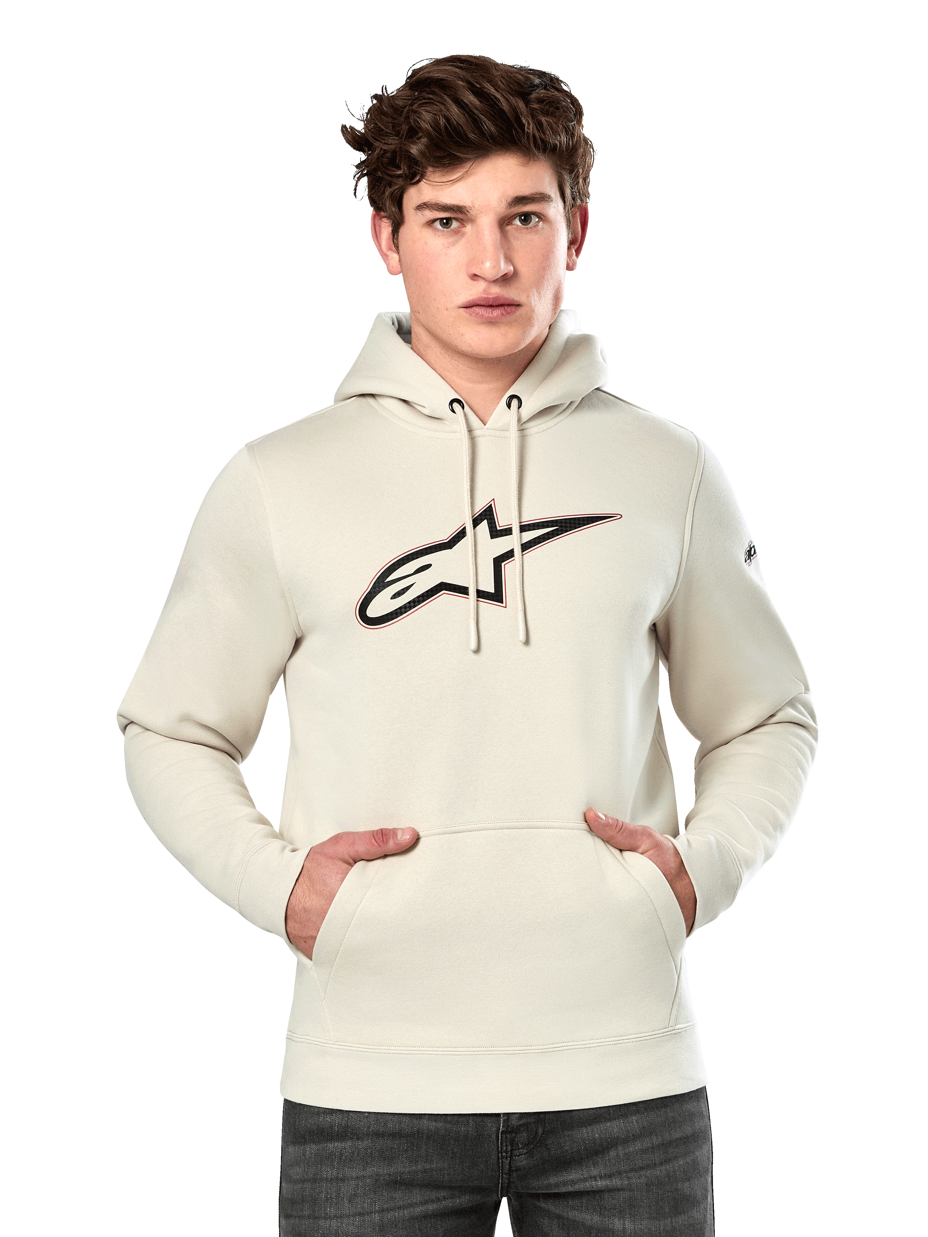 Alpinestars Insignia Hoodie, sudadera de forro polar en color blanco roto, modelo masculino con logotipo de Alpinestars grande con efecto de fibra de carbono y contorno rojo en el pecho, bolsillo tipo canguro, capucha con cordón, ropa de calle casual inspirada en el motor