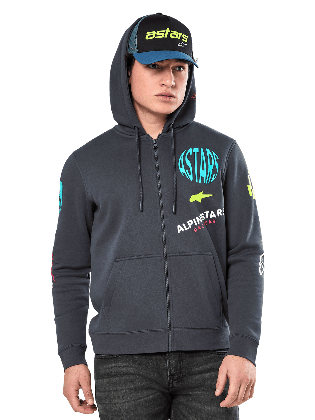 Sudadera Alpinestars Variegate, sudadera de forro polar con cremallera frontal, gris plomo con gráficos de logotipos multicolores en el pecho y las mangas, usada por un modelo con gorra a juego, ropa urbana casual con bolsillos de canguro y cremallera completa