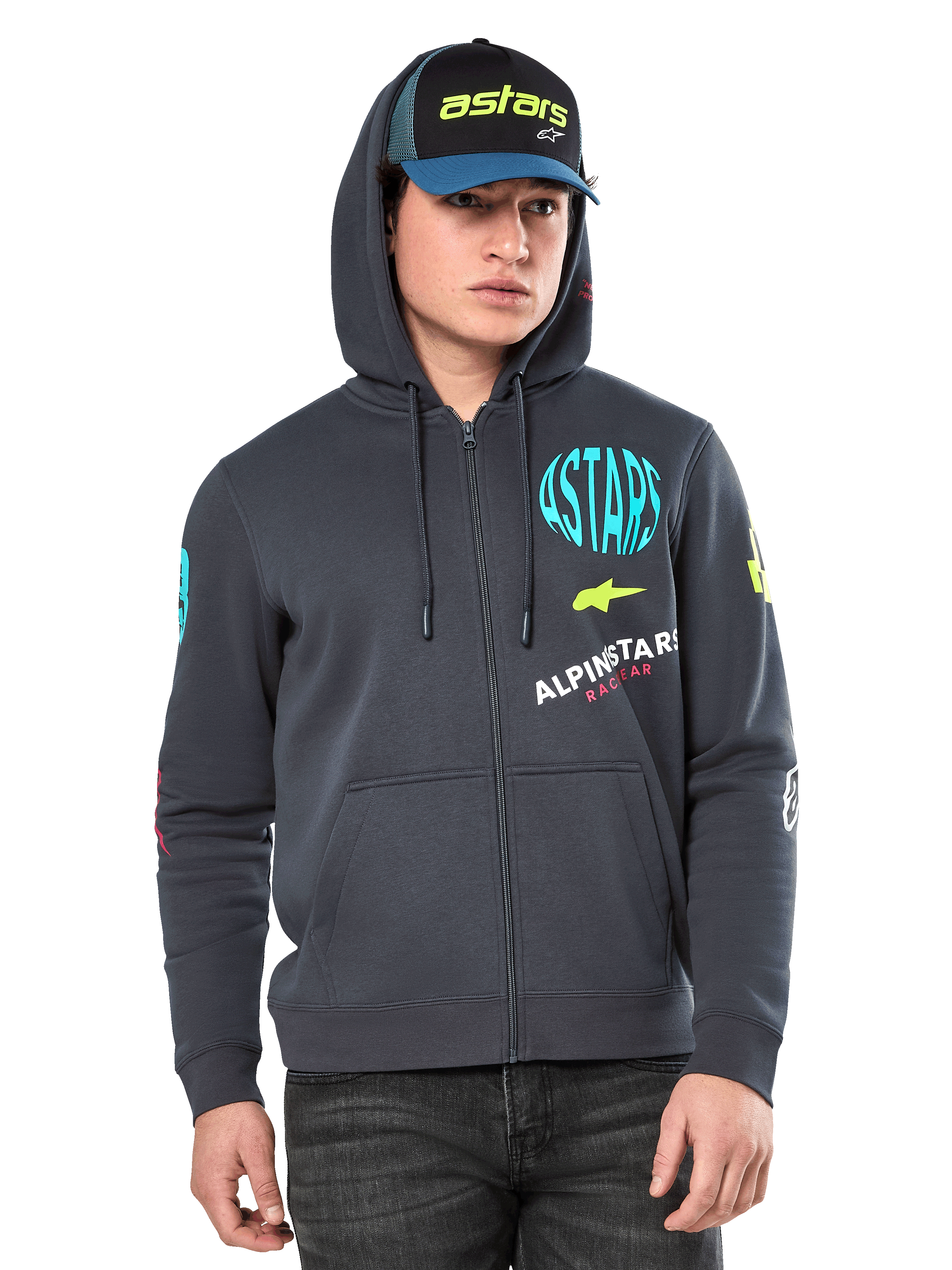 Sudadera Alpinestars Variegate, sudadera de forro polar con cremallera frontal, gris plomo con gráficos de logotipos multicolores en el pecho y las mangas, usada por un modelo con gorra a juego, ropa urbana casual con bolsillos de canguro y cremallera completa