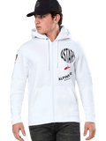 Alpinestars Variegate Hoodie, sudadera blanca con cremallera y capucha, gráficos de carreras ASTARS en negro y rojo, usada por un modelo con gorra negra y vaqueros oscuros, estilo urbano casual de automovilismo con bolsillo canguro y capucha con cordón
