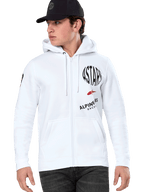 Alpinestars Variegate Hoodie, sudadera blanca con cremallera y capucha, gráficos de carreras ASTARS en negro y rojo, usada por un modelo con gorra negra y vaqueros oscuros, estilo urbano casual de automovilismo con bolsillo canguro y capucha con cordón