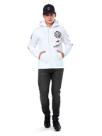 Alpinestars Variegate Hoodie, sudadera blanca de forro polar con cremallera, arte de múltiples logotipos con 'ASTARS' y logotipo de estrella roja en el pecho, detalles gráficos en las mangas, usada por un modelo con gorra negra y vaqueros negros, moda urbana casual de motorsport