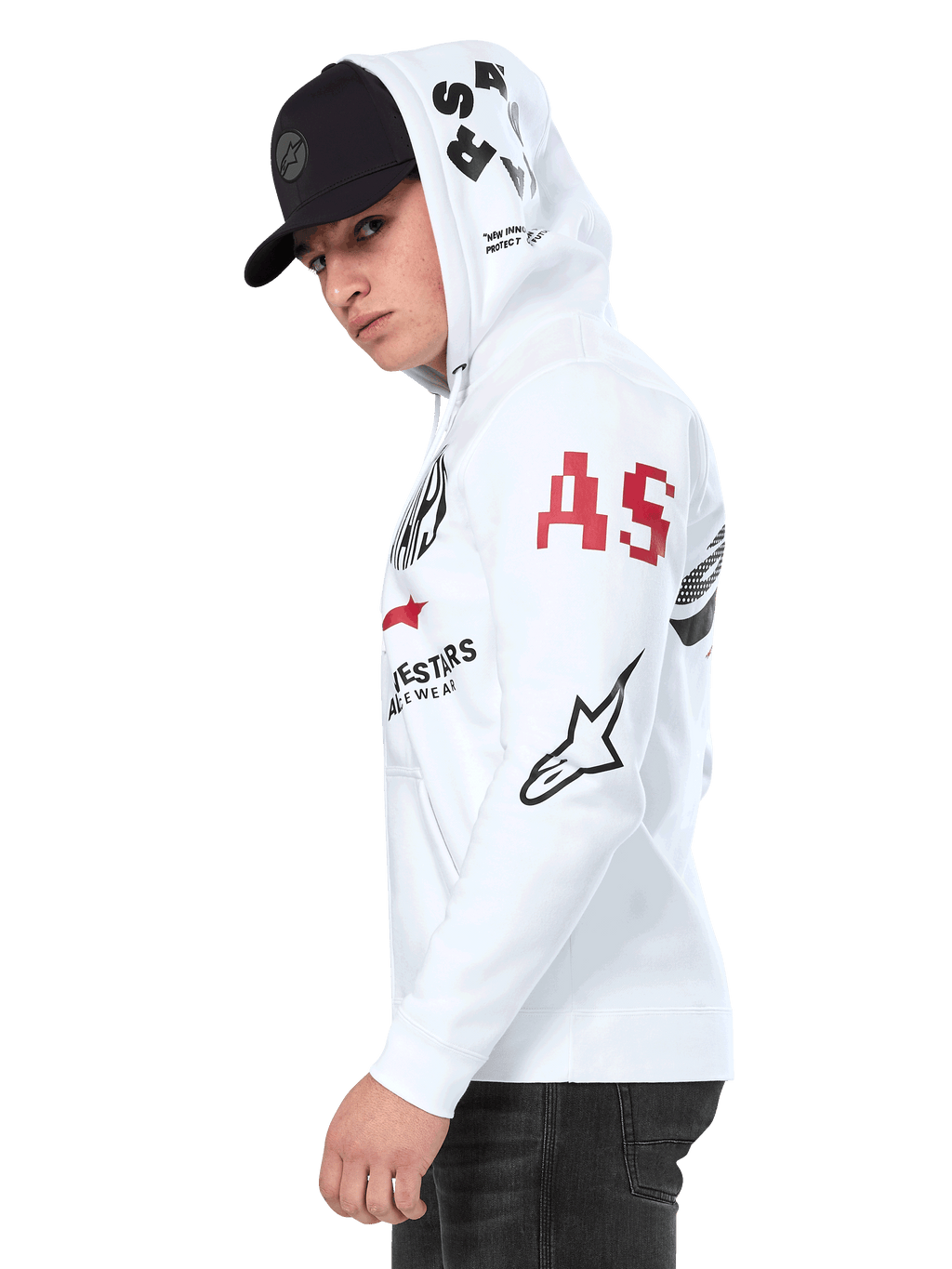 Sudadera con capucha Alpinestars Variegate, sudadera de forro polar blanca con cremallera frontal, diseño de múltiples logotipos en las mangas y la capucha con letras 'AS' en rojo y logotipo de estrella en negro, usada por un hombre con gorra negra, estilo casual motorsport streetwear