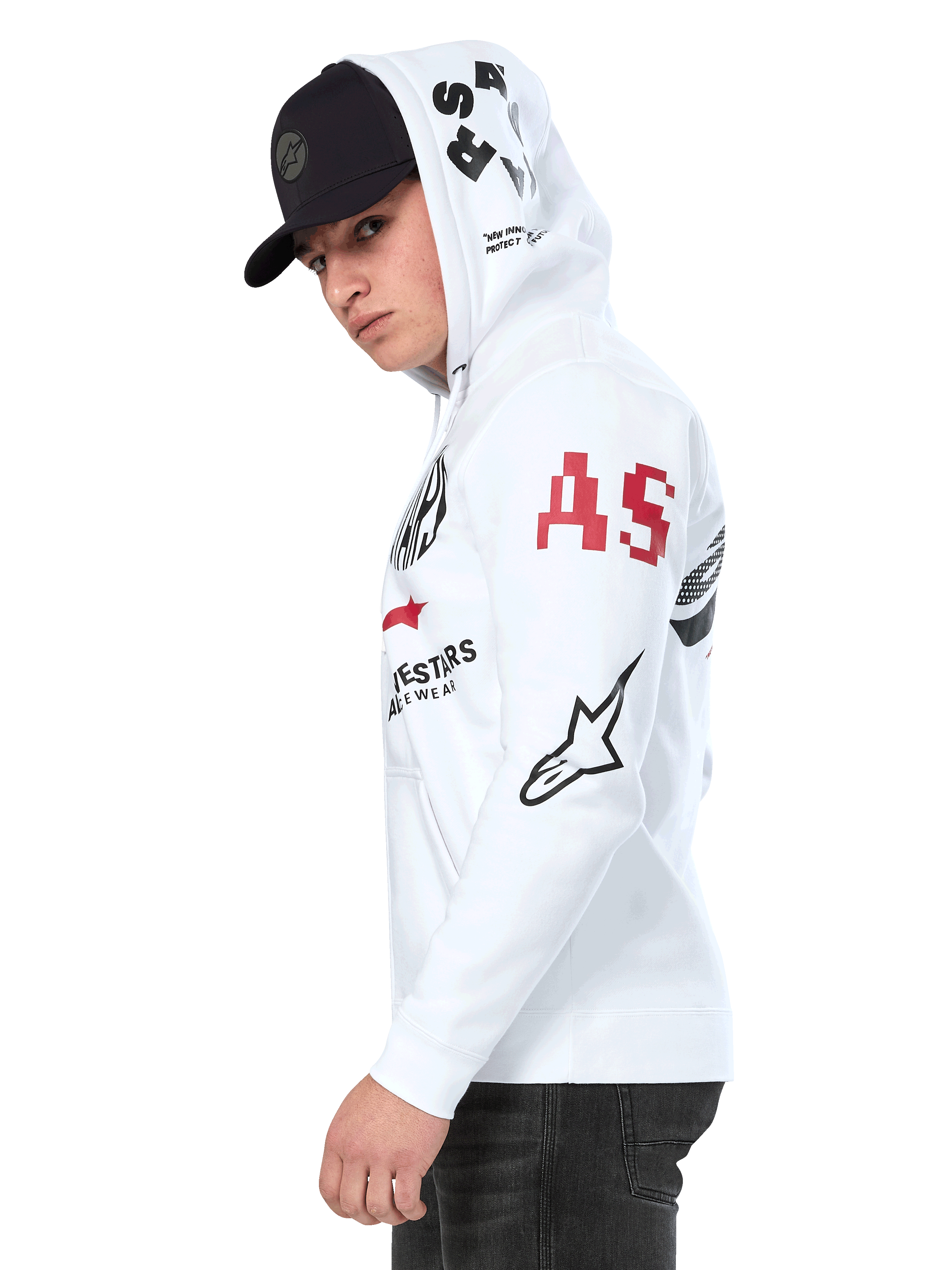 Sudadera con capucha Alpinestars Variegate, sudadera de forro polar blanca con cremallera frontal, diseño de múltiples logotipos en las mangas y la capucha con letras 'AS' en rojo y logotipo de estrella en negro, usada por un hombre con gorra negra, estilo casual motorsport streetwear