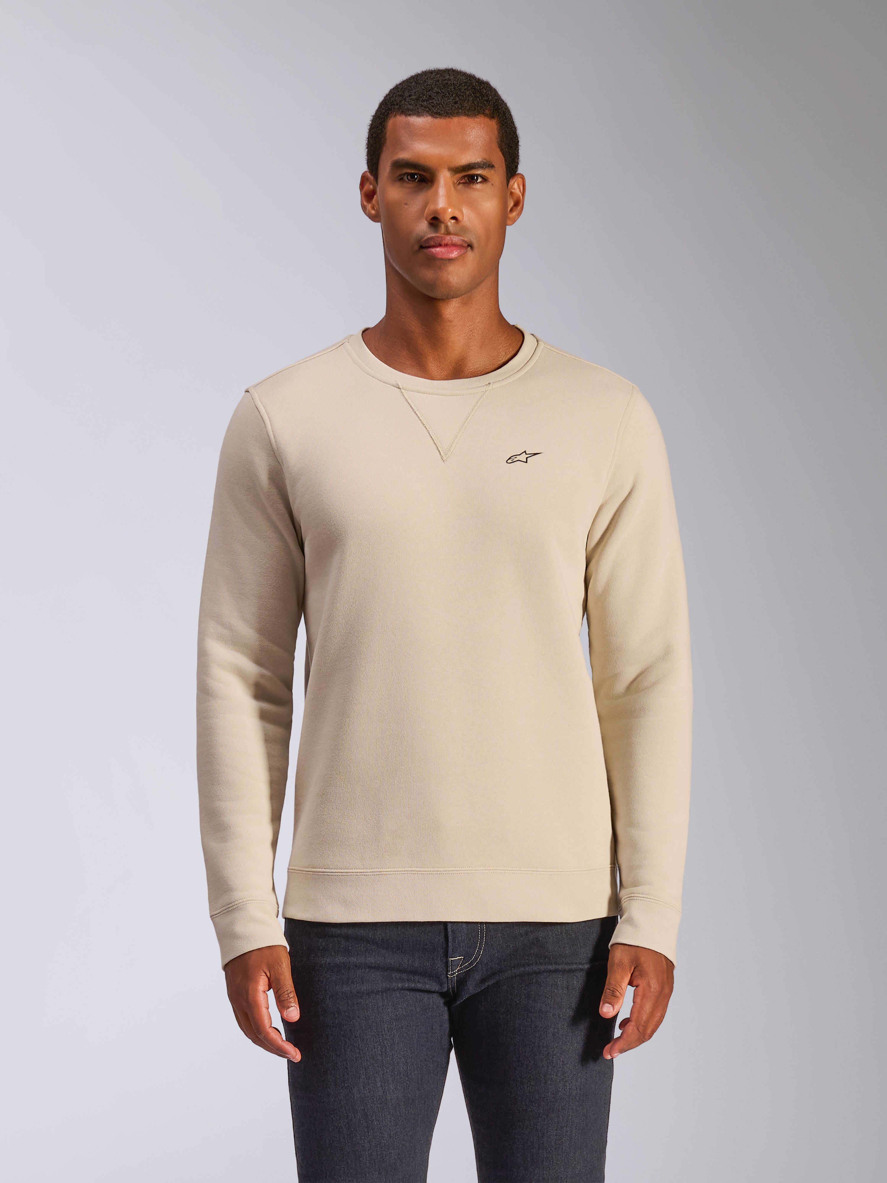 Alpinestars Positive Crew, sudadera de cuello redondo, blanco roto, con un pequeño logotipo de estrella negro en el pecho, detalle de costura en V en el cuello, puños y dobladillo acanalados, ropa de calle casual inspirada en el automovilismo
