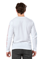 Alpinestars Ayess Csf Tee, camiseta de manga larga, blanca, vista posterior, con letras rojas de Alpinestars en la manga derecha y gráficos azules en la manga izquierda, estilo streetwear casual inspirado en el automovilismo