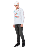 Alpinestars Ayess CSF Tee, camiseta de manga larga blanca, con grandes gráficos de carreras CSF en azul y rojo en el pecho y marca Alpinestars roja en la manga, combinada con vaqueros oscuros y una gorra blanca Alpinestars, estilo streetwear casual de automovilismo