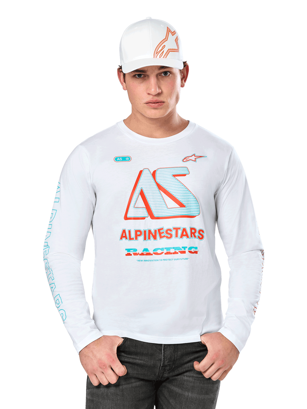 Alpinestars Ayess Csf Long Sleeve Tee, camiseta blanca de automovilismo con el logotipo AS en azul y rojo, gráficos ALPINESTARS RACING, usada con gorra blanca y vaqueros negros, fondo blanco