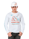 Alpinestars Ayess Csf Long Sleeve Tee, camiseta blanca de automovilismo con el logotipo AS en azul y rojo, gráficos ALPINESTARS RACING, usada con gorra blanca y vaqueros negros, fondo blanco