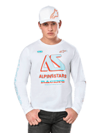Alpinestars Ayess Csf Long Sleeve Tee, camiseta blanca de automovilismo con el logotipo AS en azul y rojo, gráficos ALPINESTARS RACING, usada con gorra blanca y vaqueros negros, fondo blanco