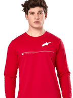 Alpinestars Committed CSF Tee, camiseta de manga larga, roja, logotipo de Astars blanco en el pecho con línea horizontal y texto 'Premium Racewear', usada por un modelo masculino, estilo streetwear casual inspirado en el motor