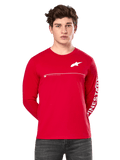 Alpinestars Committed CSF Long Sleeve Tee, roja, usada por un modelo, con logo de Astars blanco en el pecho, gráfico de Alpinestars en la manga y línea blanca horizontal, estilo urbano casual inspirado en el motor