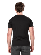 Camiseta Alpinestars Semicircle CSF, camiseta de manga corta, negra, vista trasera en modelo, parte posterior lisa, estilo streetwear casual de motorsport, combinada con pantalones vaqueros gris oscuro