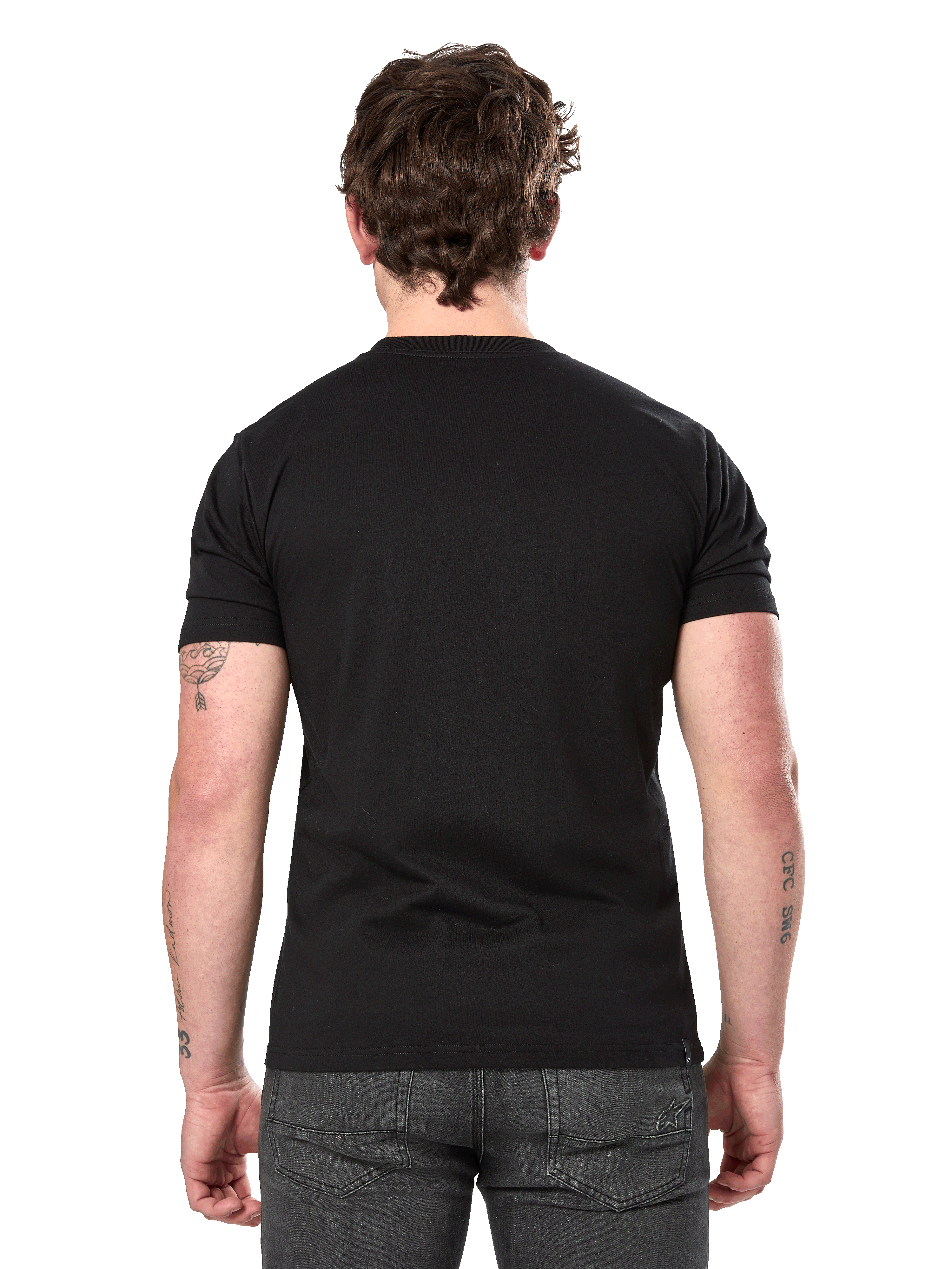 Camiseta Alpinestars Semicircle CSF, camiseta de manga corta, negra, vista trasera en modelo, parte posterior lisa, estilo streetwear casual de motorsport, combinada con pantalones vaqueros gris oscuro