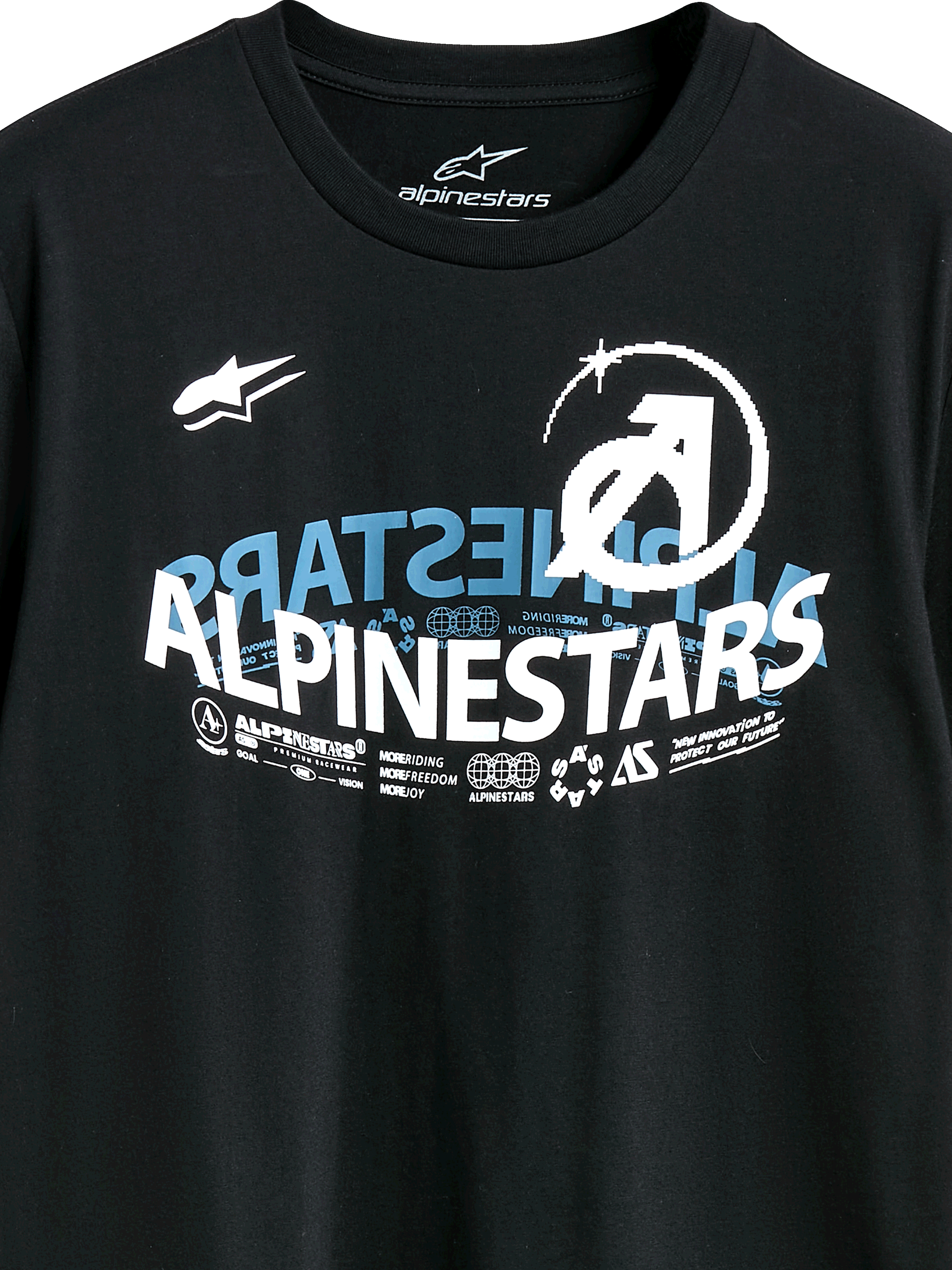 Camiseta Alpinestars Semicircle CSF, camiseta de manga corta, color negro, con un gráfico curvo semicircular de Alpinestars en blanco y azul con iconos técnicos y eslóganes, ropa urbana casual de motorsport