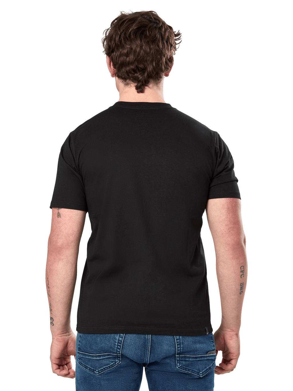 Camiseta Alpinestars Cereal CSF, camiseta de manga corta, negra, vista posterior, usada con jeans azules, ropa urbana casual inspirada en el automovilismo