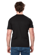 Camiseta Alpinestars Cereal CSF, camiseta de manga corta, negra, vista posterior, usada con jeans azules, ropa urbana casual inspirada en el automovilismo