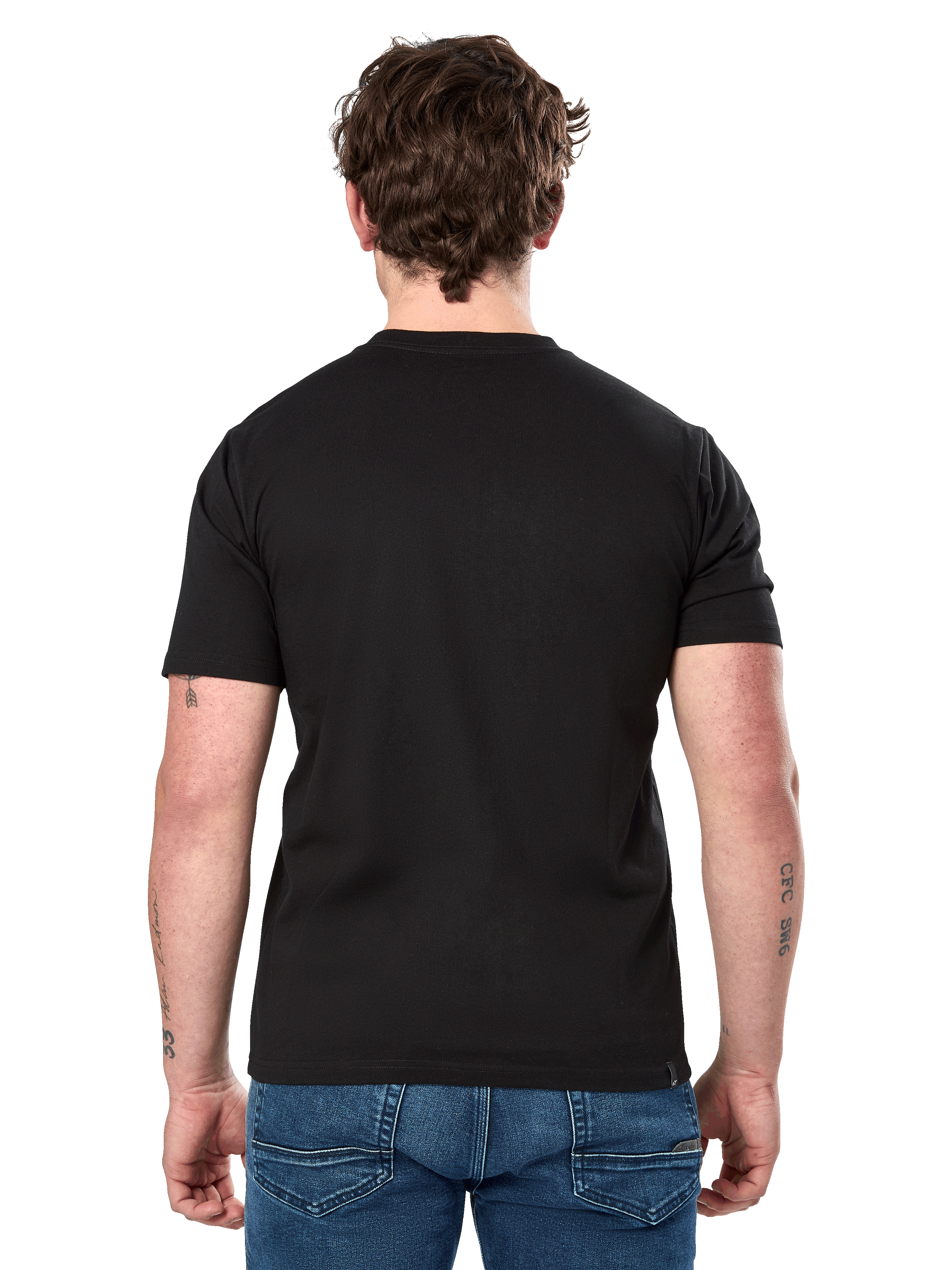 Camiseta Alpinestars Cereal CSF, camiseta de manga corta, negra, vista posterior, usada con jeans azules, ropa urbana casual inspirada en el automovilismo