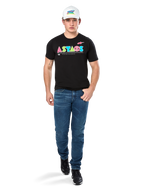Modelo masculino vistiendo la camiseta Alpinestars Cereal CSF, camiseta negra de manga corta con un colorido logo geométrico de ASTARS, combinada con pantalones vaqueros azules y gorra blanca, estilo streetwear casual inspirado en el automovilismo.